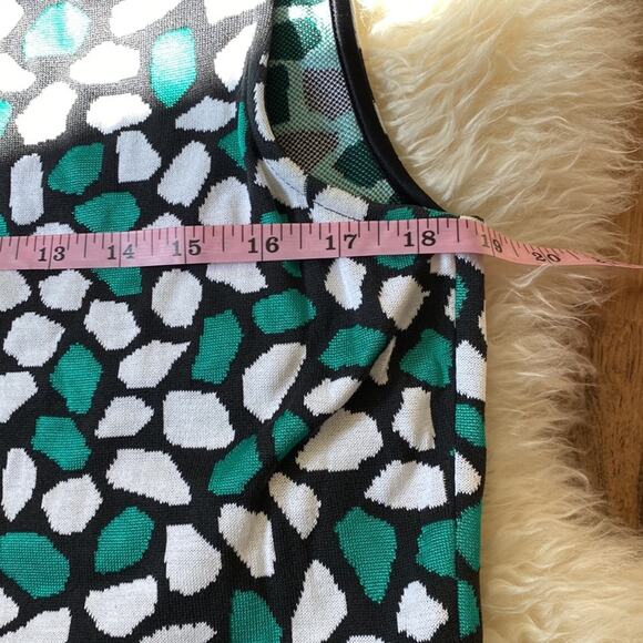 St. John Sleeveless Tank Top w/ Green & White Pebbled All Over Print EUC Sz M - Picture 8 of 9